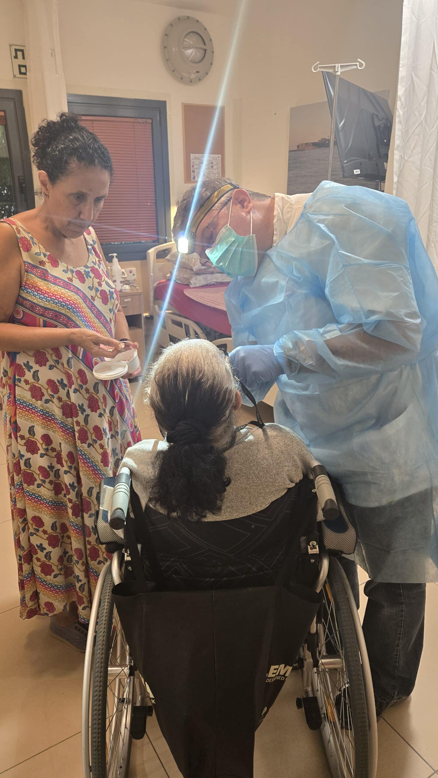 שמירה על שיניים תותבות