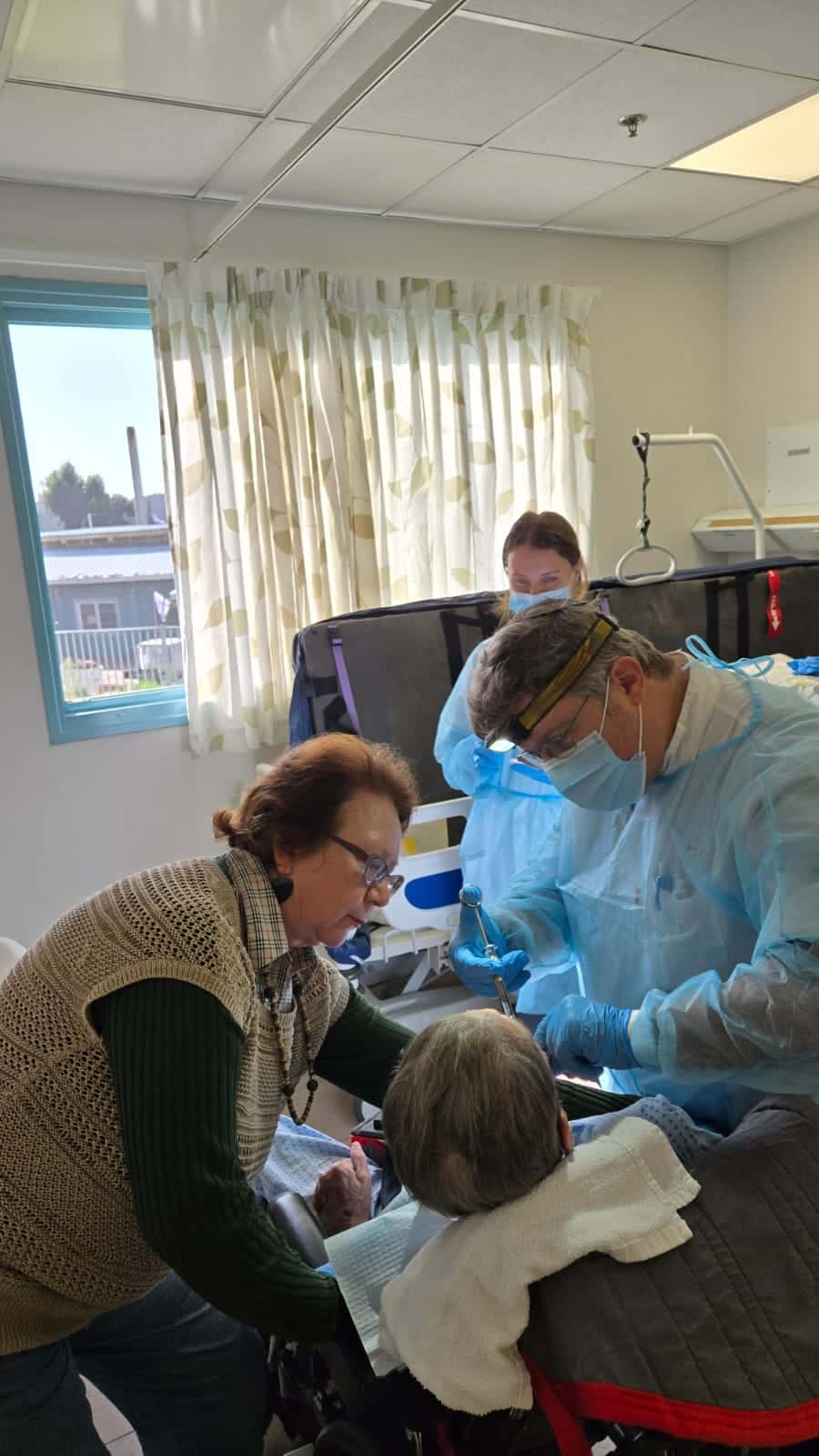 הקשר בין תרופות קבועות בגיל השלישי לבעיות שיניים וחניכיים