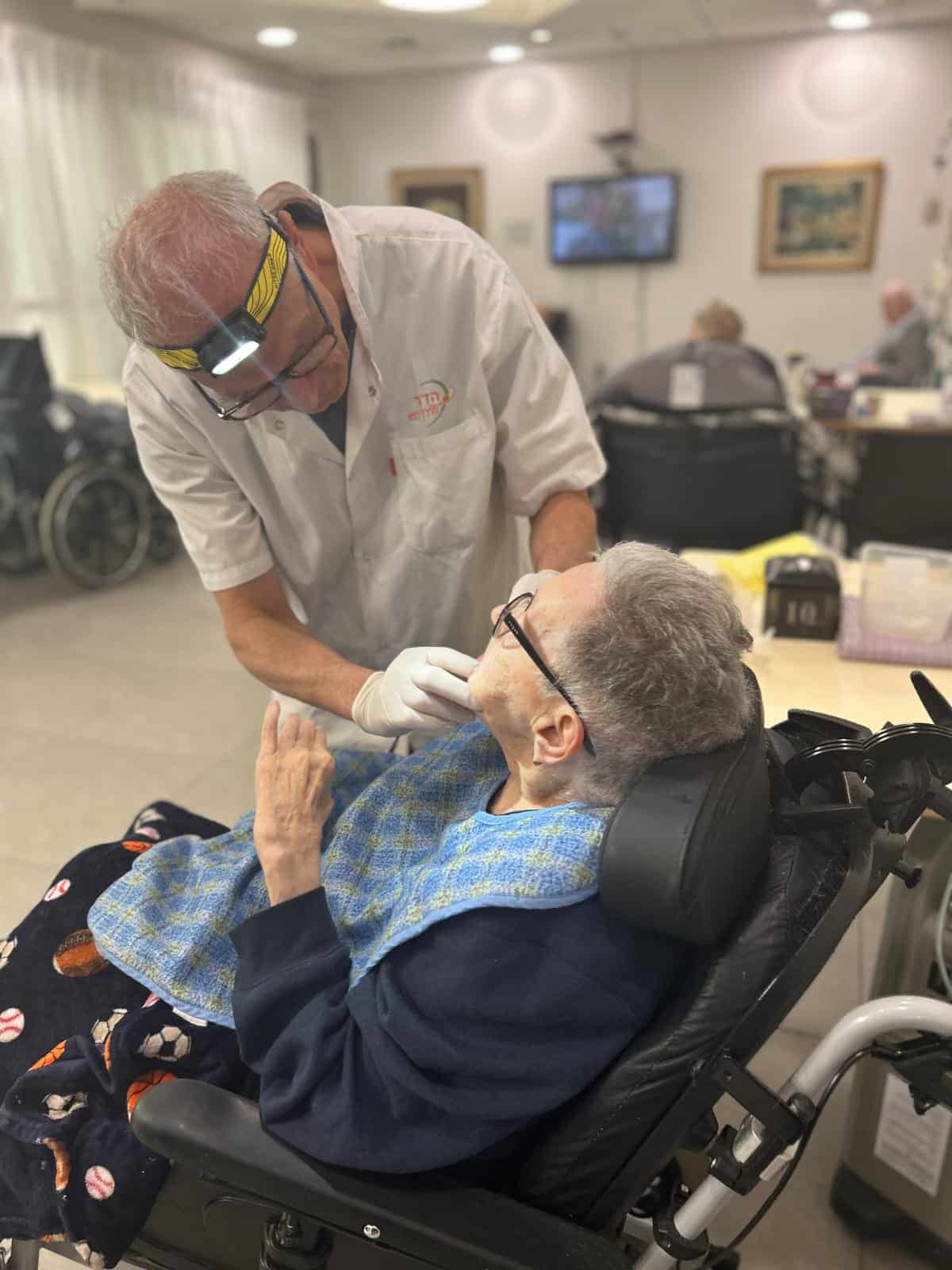 התאמה ותחזוקה של שיניים תותבות באוכלוסייה מבוגרת