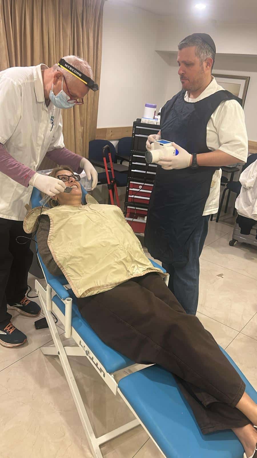 איך לבחור רופא שיניים להורה מבוגר