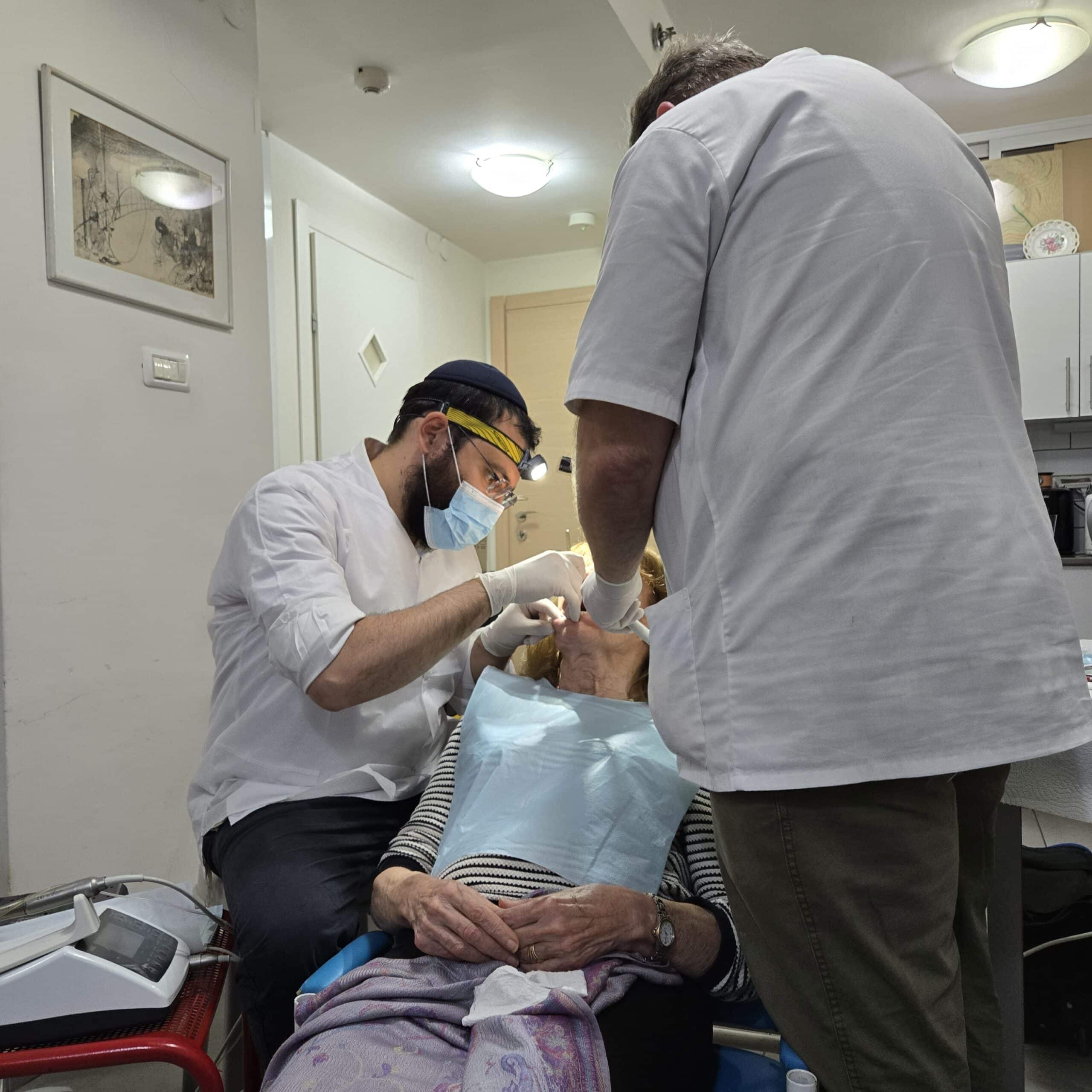 רגישות לקור וחום בשיניים בגיל מבוגר: מהם הגורמים לרגישות בשיניים, כיצד ניתן להפחית כאב ומתי חשוב לפנות לבדיקה ולטיפול מקצועי
