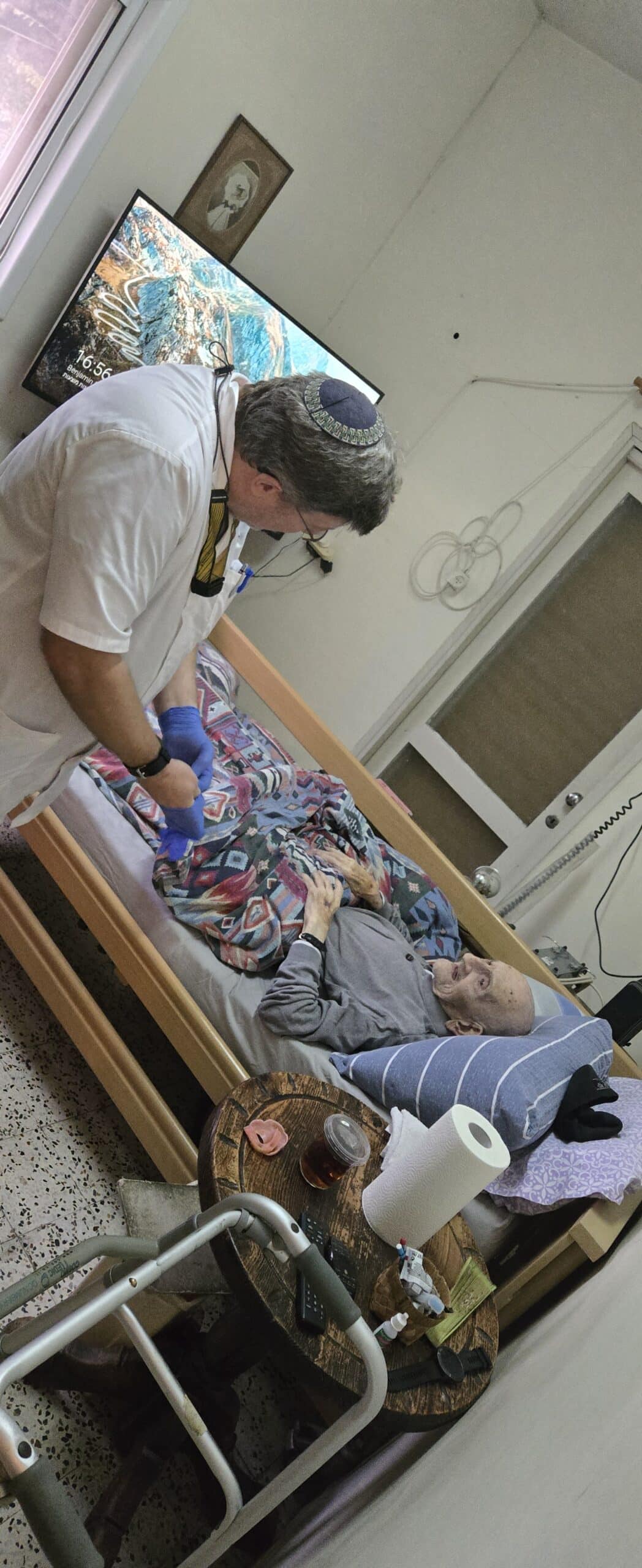 נפיחות בלסת אצל קשישים עלולה להעיד על זיהום, דלקת או בעיה דנטלית. גלו מהם הגורמים לנפיחות, מתי יש לפנות לטיפול וכיצד למנוע סיבוכים