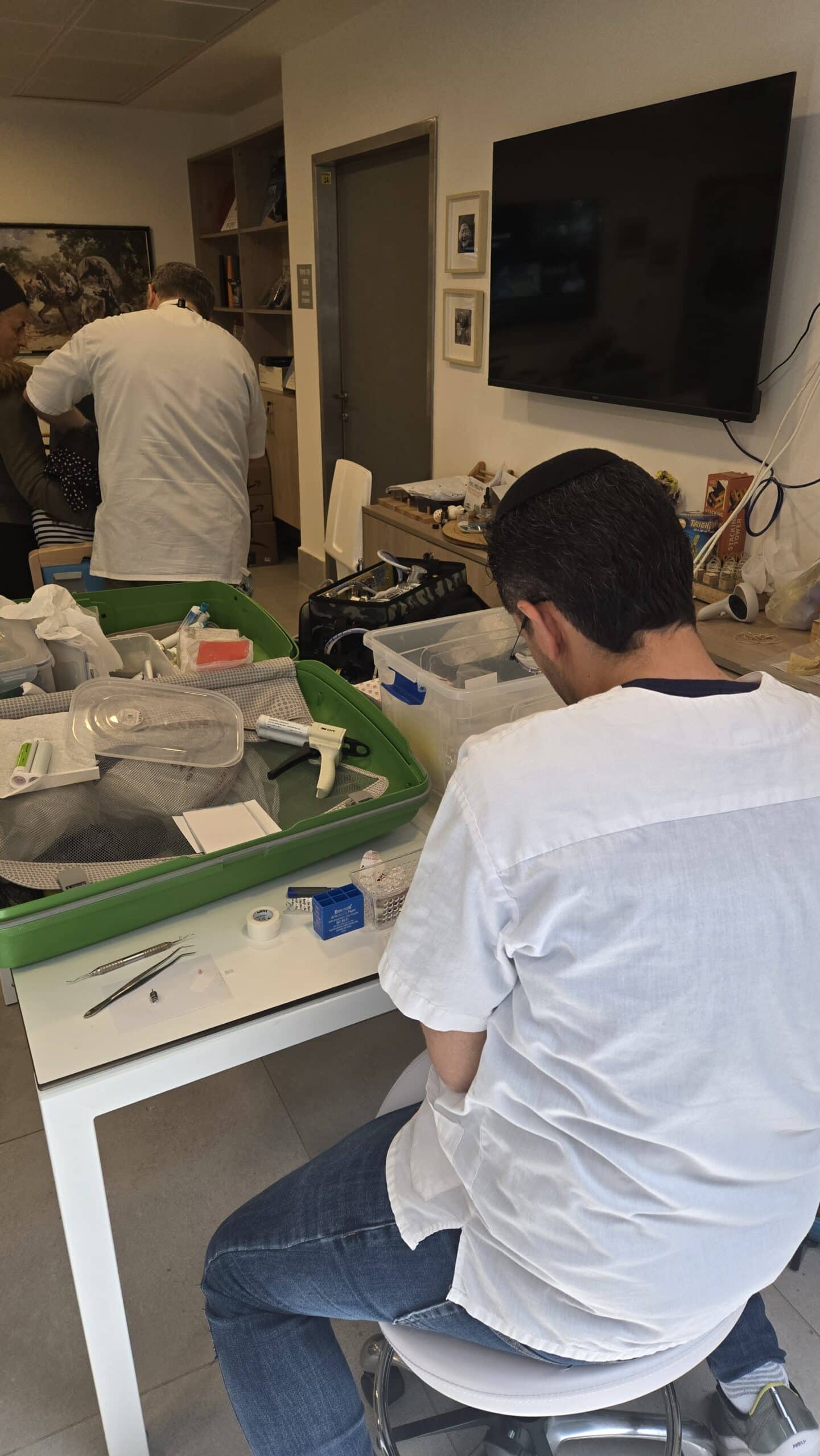 בריאות הפה אצל קשישים הסובלים ממחלות לב משפיעה על הבריאות הכללית ועל איכות החיים. גלו כיצד מחלות חניכיים, ותרופות קשורים לבריאות הלב