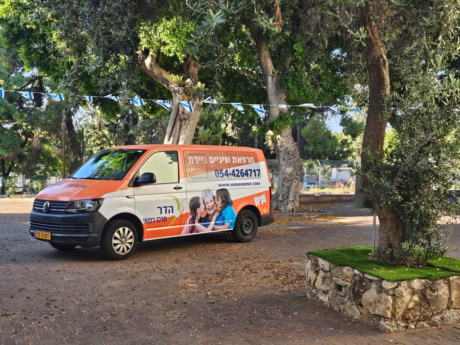 מחקר ברפואת שיניים מוביל לפיתוח טיפולים חדשניים, טכנולוגיות מתקדמות וחומרים מתקדמים המשפרים את בריאות הפה, איכות הטיפול והצלחת השיקום הדנטלי.