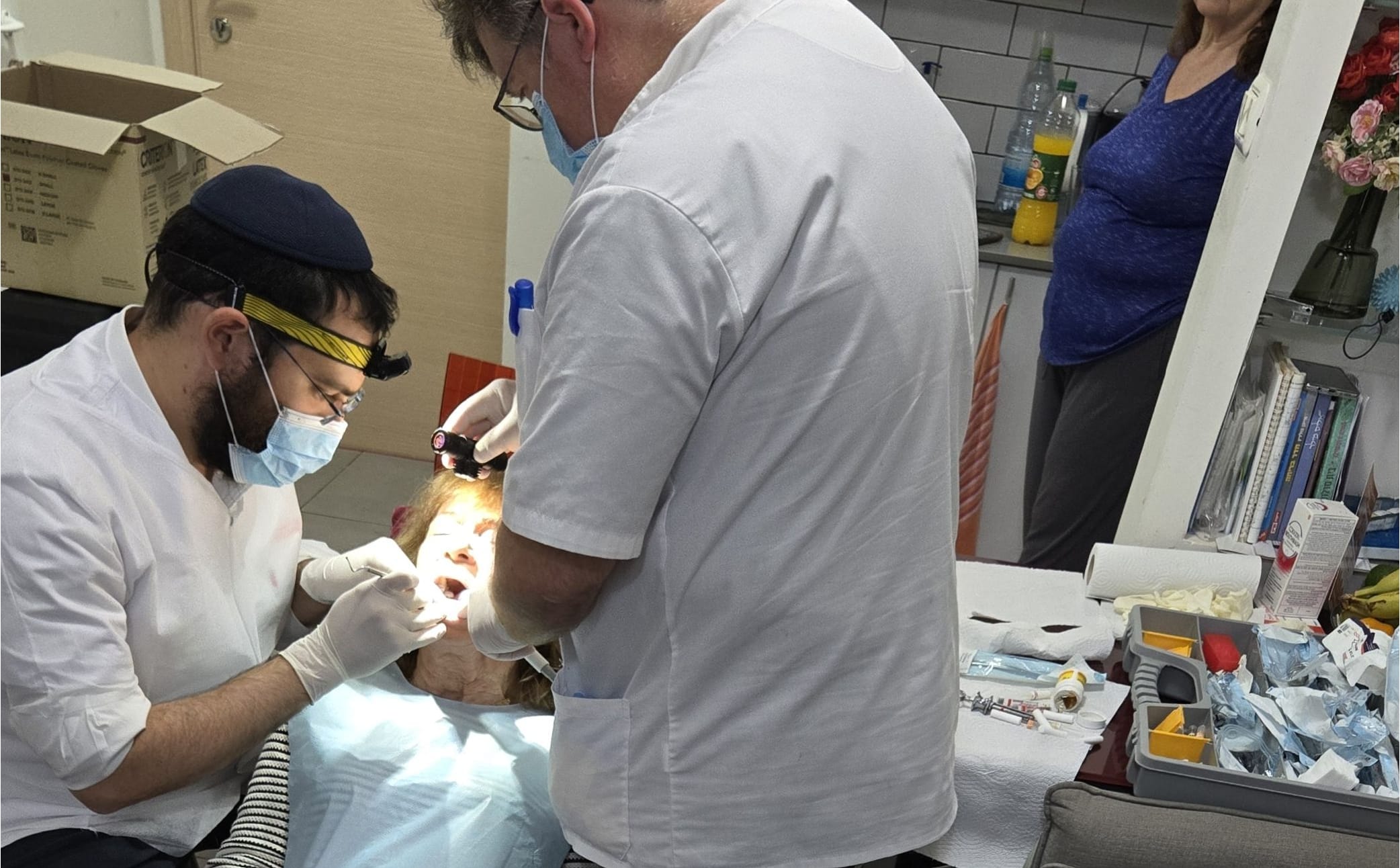 מעבר משיניים טבעיות לתותבות בגיל מבוגר: כל מה שצריך לדעת על סוגים, תהליך ההסתגלות, שמירה על היגיינה, התמודדות עם דמנציה וטיפול לקשישים בבית